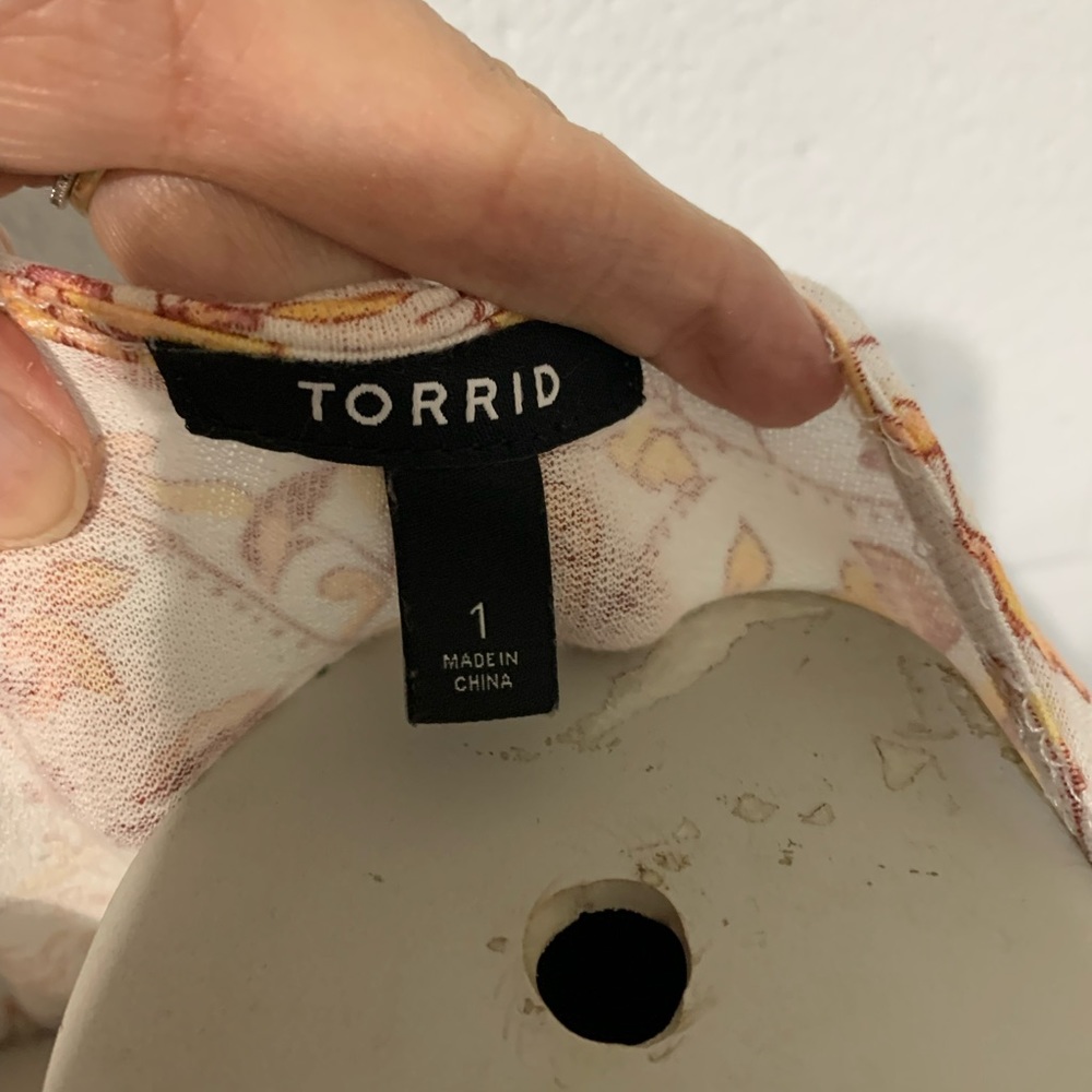 Torrid woman’s top. Size 14-16. Flowers tied.